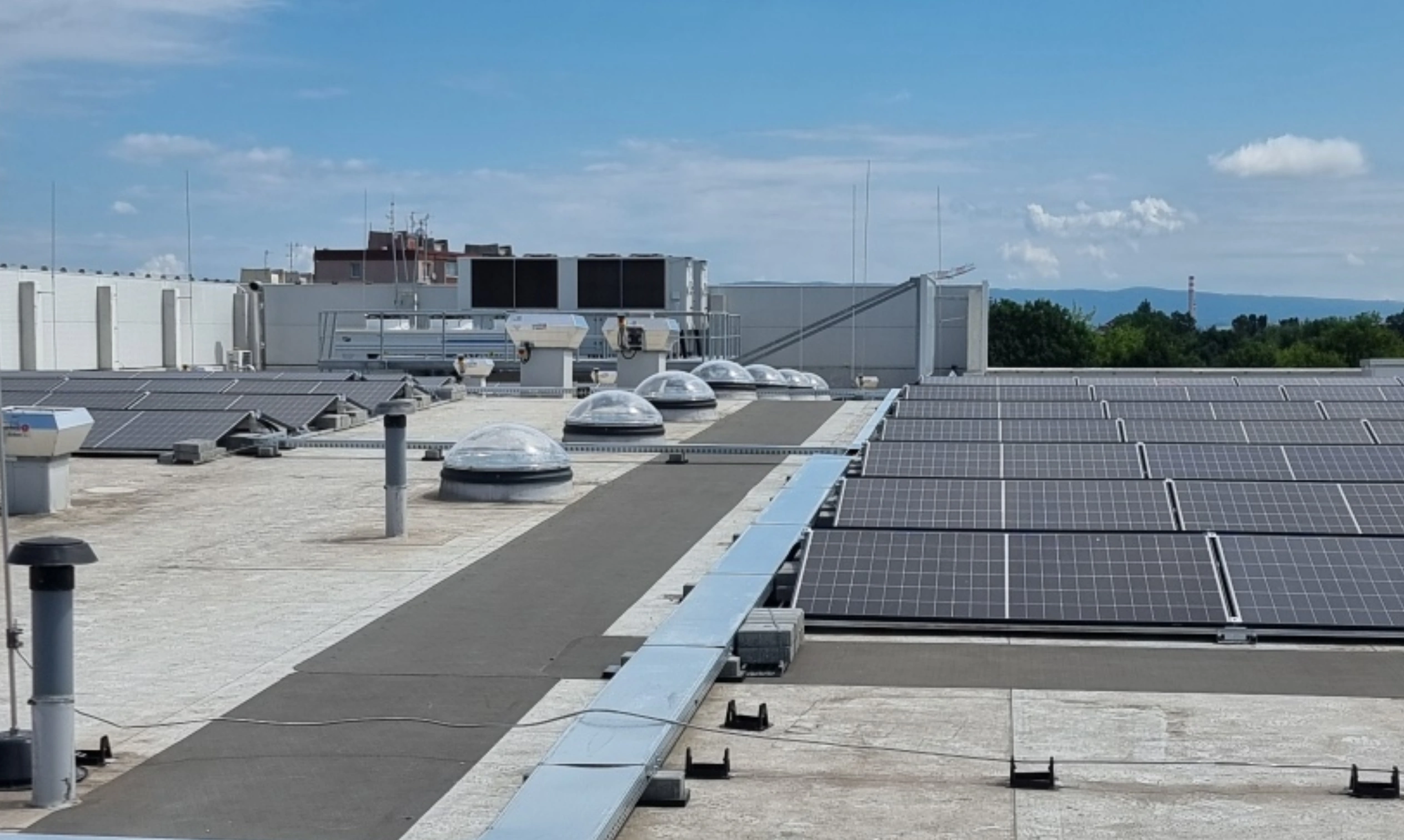 Rooftop solar power system on the Kaufland Olomouc commercial building
