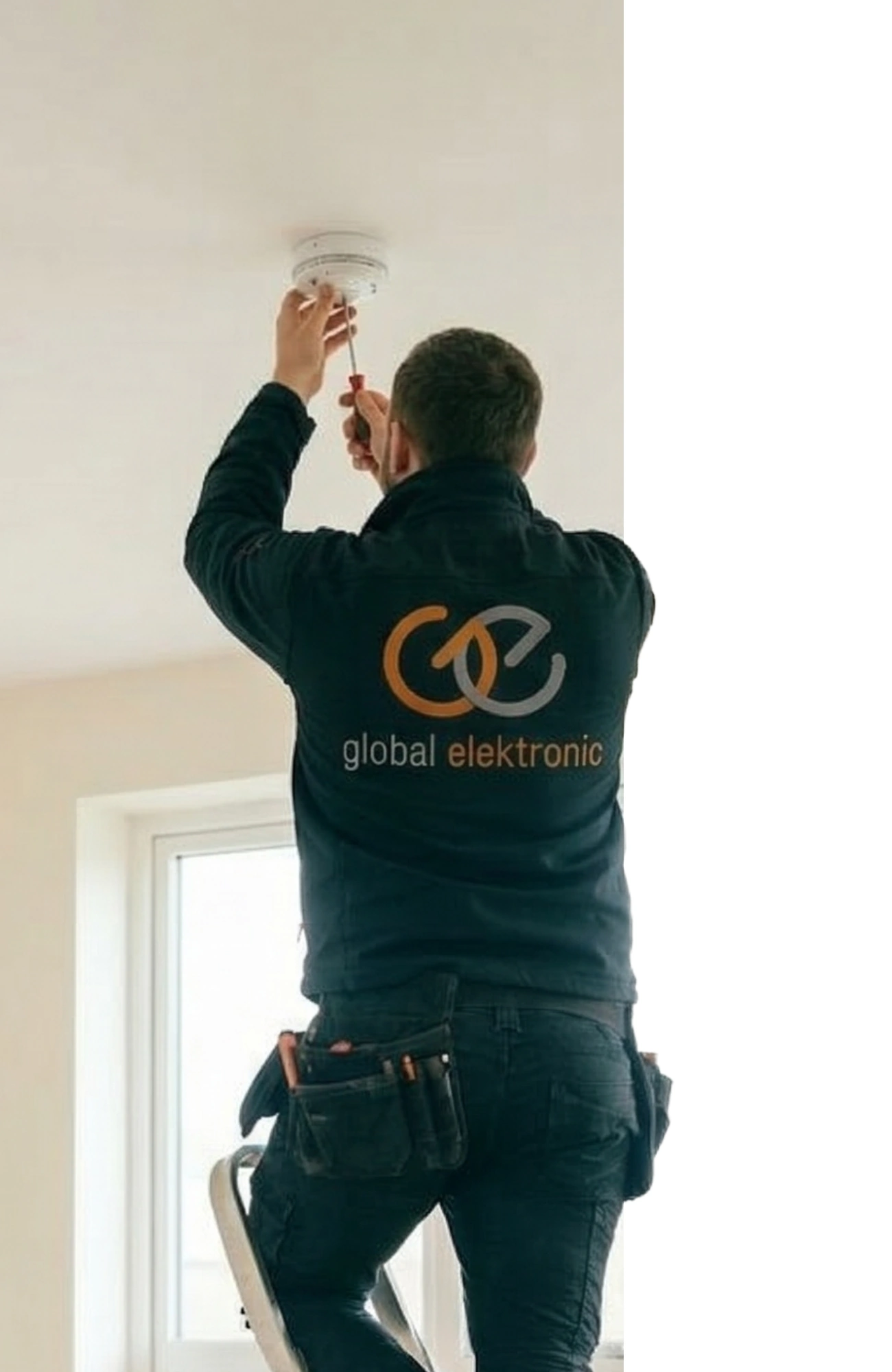 Technik montujący system alarmowy Jablotron